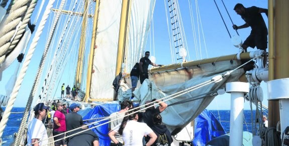 El 'Creoula' abandona Ceuta y navega rumbo a Menorca