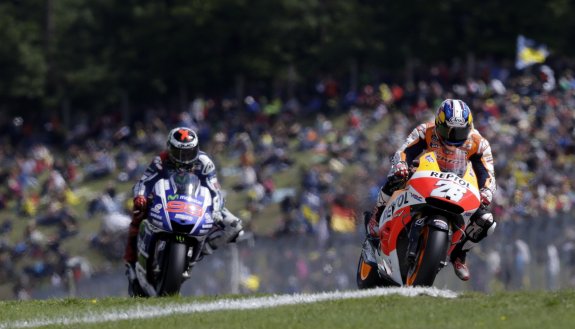 Lorenzo (99) comenzó los ataques y Pedrosa (23) le tomó el relevo para, junto a Rossi, completar un podio sin Márquez. 