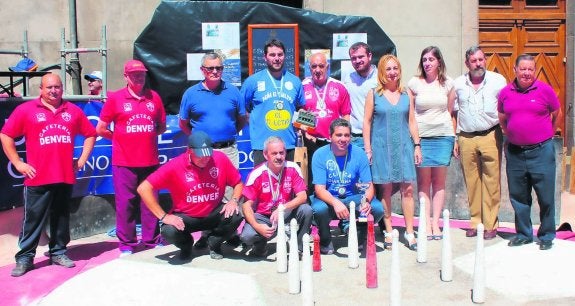 Los cuatro finalistas de los 'Bolos en la Calle' de Infiesto, con organizadores y autoridades . 