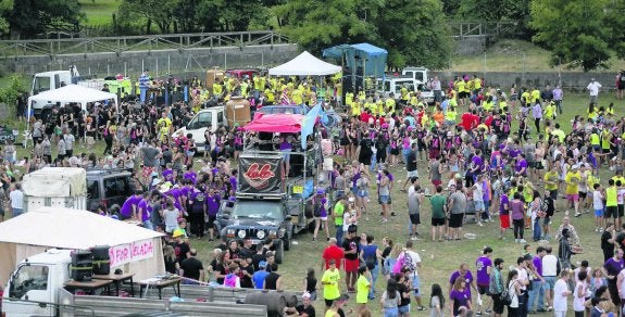 Una multitud acudió al prau de La Chalana a disfrutar de la fiesta. 