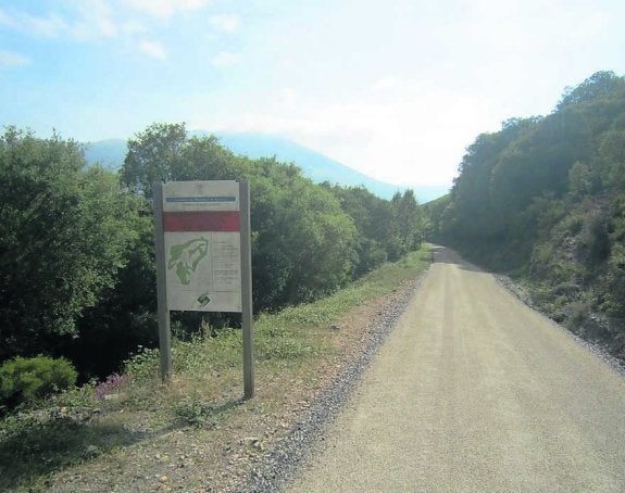 La pista de acceso a Beveraso, tras las obras. 