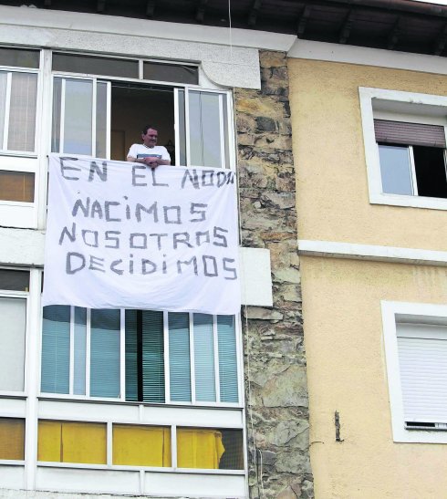 Uno de los vecinos de El Nodo con una pancarta de protesta. 