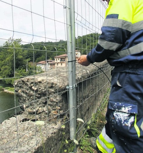 Instalación de la valla, ayer, en el Puente de Arco. 