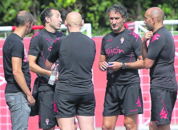 Tomás, segundo por la izquierda, junto a Mario Cotelo, dialoga con los técnicos del primer equipo, con Abelardo a la derecha. 