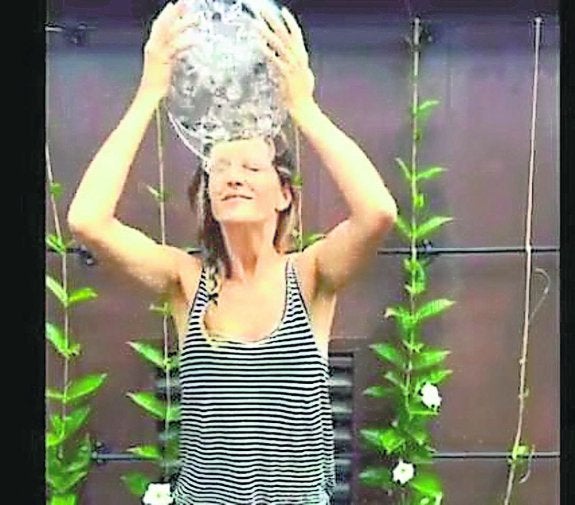 Gisele Bündchen recibiendo su ración de agua fría. 