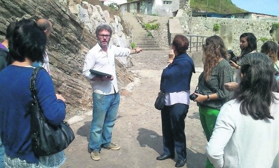 El arqueólogo Iván Muñiz da explicaciones en una de las visitas de ayer al enclave minero. 