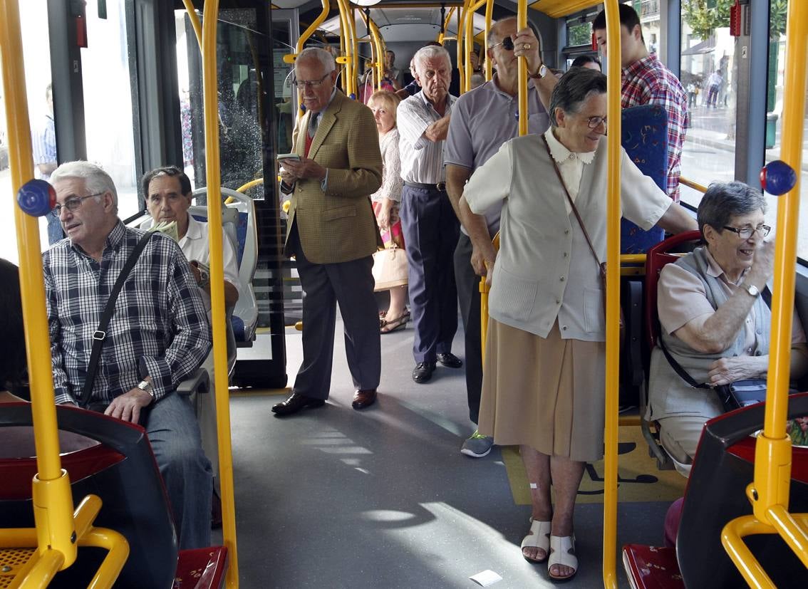Usuarios a bordo de un autobús de TUA en Oviedo