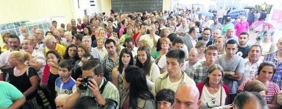 Al acto de entrega de trofeos acudieron cerca de dos centenares de aficionados, directivos, exfutbolistas y peñistas. 