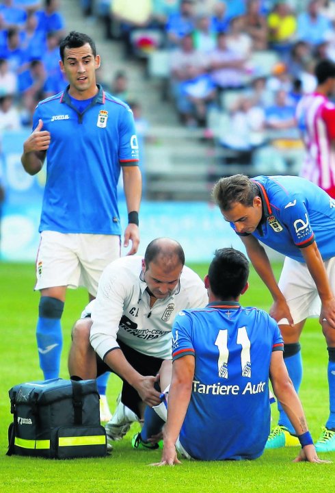 Borja Valle, en el suelo, es atendido durante el partido ante el Sporting B el pasado fin de semana en el Tartiere. 