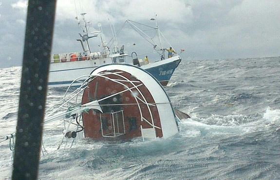 La proa de 'El Siempre Cacharelos', después del hundimiento a 12 millas al norte de Luarca . 