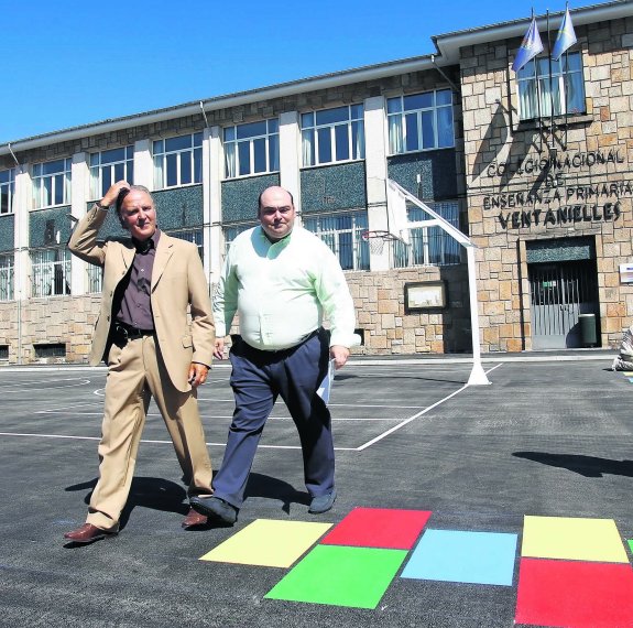 El alcalde, ayer, en la visita a las obras del colegio público de Ventanielles. 