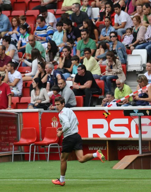 Stefan Scepovic, ayer, en el césped de El Molinón, realiza carrera continua. 