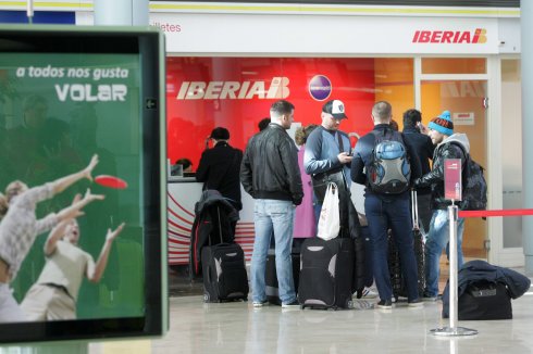 Pasajeros en el aeropuerto de Asturias. 