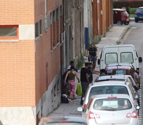 Transeúntes, ayer por la tarde, en la calle El Comercio, junto al Albergue Covadonga. 