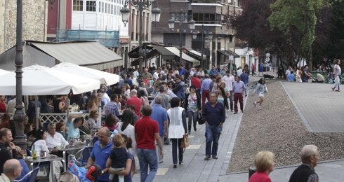 Gente en las terrazas de El Carbayedo el pasado lunes con motivo de las fiestas de San Roque. 