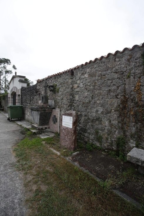 Cementerio de Arriondas, con el monolito que recuerda la fosa común. 