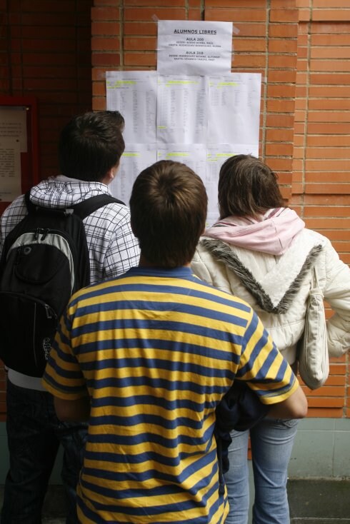 Alumnos de la Universidad de Oviedo consultando listas. Campus de Gijón