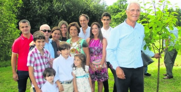 Gustavo Costales (Sidra Frutos)  'Tonel de Oro 2014', con su esposa Emilse Palacio, sus hijos y nietos tras plantar el manzano que lleva su nombre en el jardín de La Llorea.  