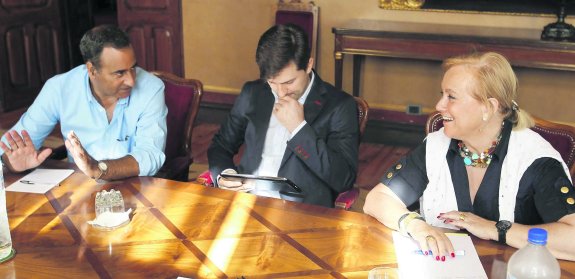 Fernando Lastra conversa con Mercedes Fernández, con José María Pérez en el medio, ayer, en la reunión de portavoces. 