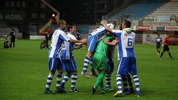 El Real Avilés gana al Marino de Luanco en los penaltis (4-2) tras un partido sin goles
