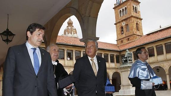 El presidente del Principado, Javier Fernández, junto a Vicente Gotor, rector de la Universidad de Oviedo y el presidente del Consejo Social de la Universidad de Oviedo, Ladislao Azcona