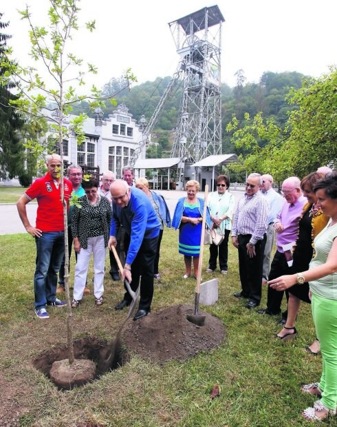 Plantación del árbol, con la alcaldesa a la derecha. 