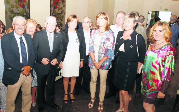 Luis Manuel Flórez, primero por la izquierda, junto a las autoridades tras recibir el galardón. 