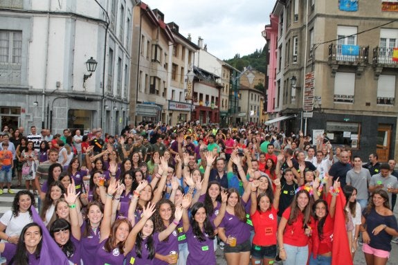 Comienzo de la fiesta por las calles de Pola de Allande. 