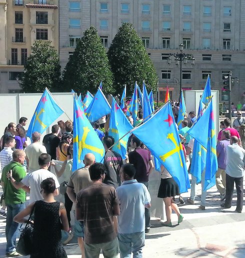 Manifestación y ofrenda en el Día de Asturias