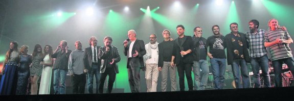 Víctor Manuel, con todos los artistas invitados sobre el escenario de La Ería, al final del concierto 'Cincuenta años no es nada'. 