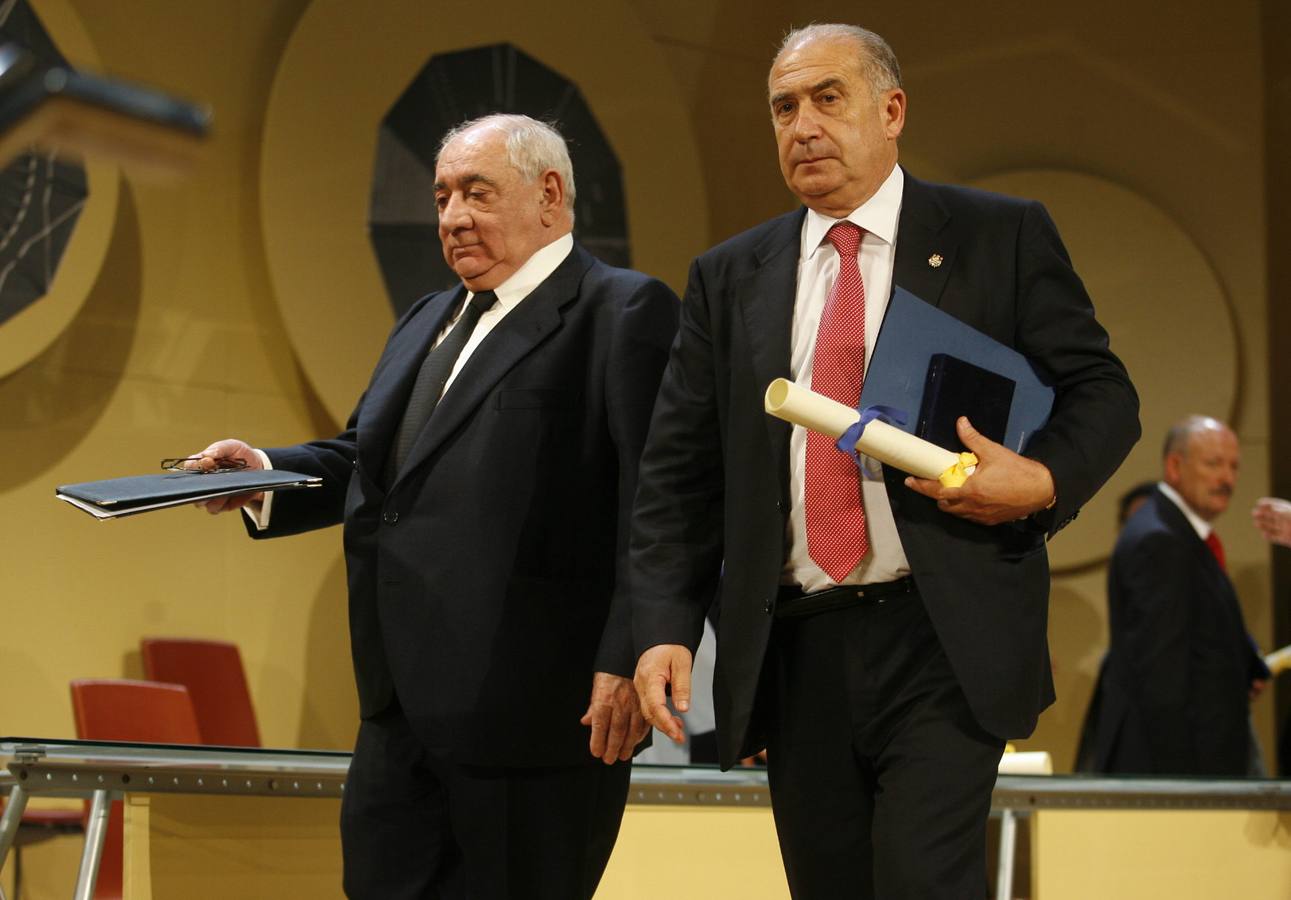 Isidoro Álvarez, junto a Vicente Gotor, rector de la Universidad de Oviedo, que ese año también recibió la Medalla de Oro del Principado. 