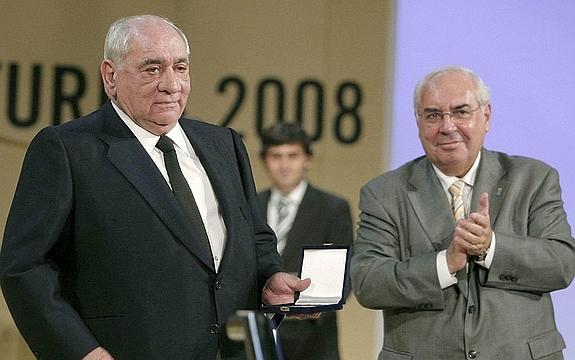 Isidoro Álvarez recibió la Medalla de Oro del Principado de manos del entonces presidente, Vicente Álvarez Areces.