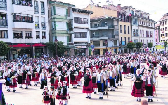 La Danza cumplió 60 años y congregó a cientos de personas en la plaza del Ayuntamiento. :: l. i. a.