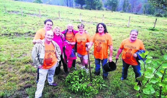 Algunos de los participantes, en la plantación de árboles. :: E. C.