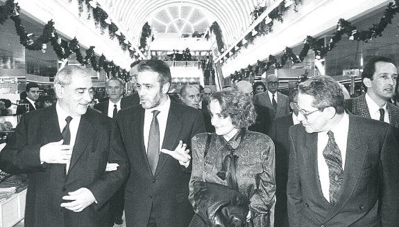 El presidente de El Corte Inglés, Isidoro Álvarez; el del Principado de Asturias, Pedro de Silva; la consejera de Industria, Paz Fernández
Felgueroso, y el presidente de la Junta General, Antonio Landeta, en el centro comercial Costa Verde, el 30 de noviembre de 1989 . 