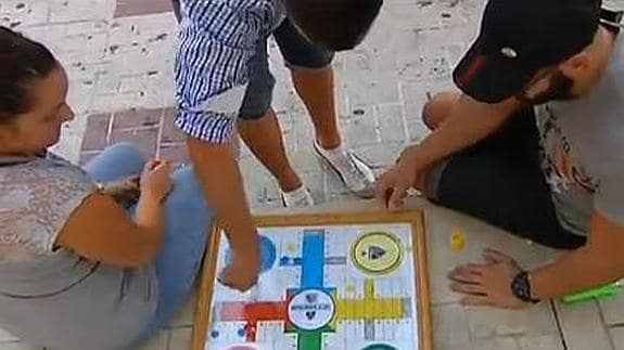 Multados ocho jóvenes por «jugar al parchís de madrugada» en una plaza de Málaga