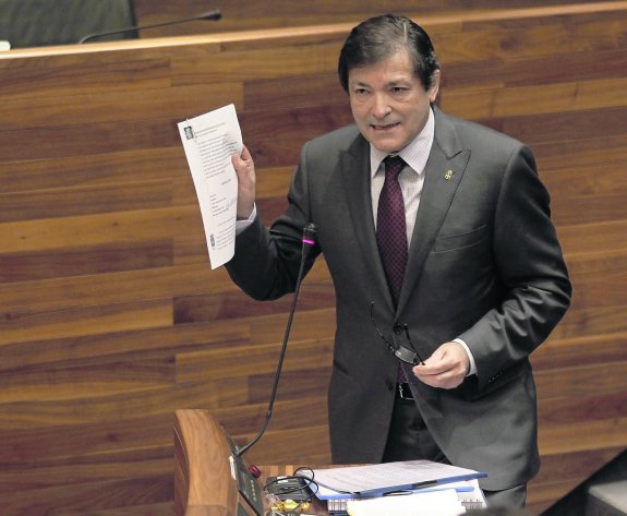 Javier Fernández responde a la oposición durante el turno de preguntas al presidente, en un pleno de la Junta General del Principado.