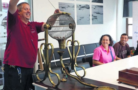 María del Carmen Fernández y Elías Piney, antes del sorteo. 