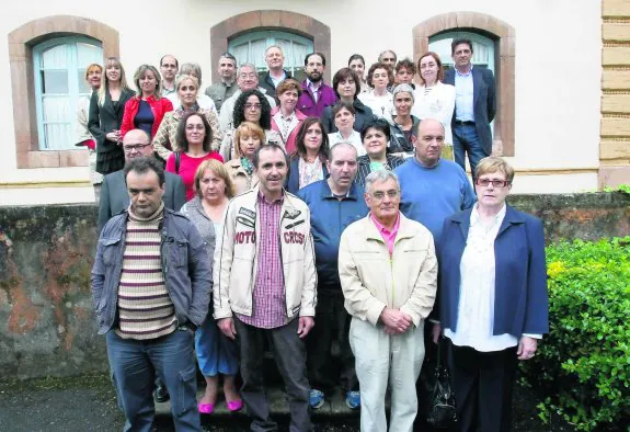 Foto de familia de profesionales, enfermos y familiares de la Unidad de Gestión Clínica de Salud Mental, premio de Acción Social de 2012 de LA VOZ DE AVILES.