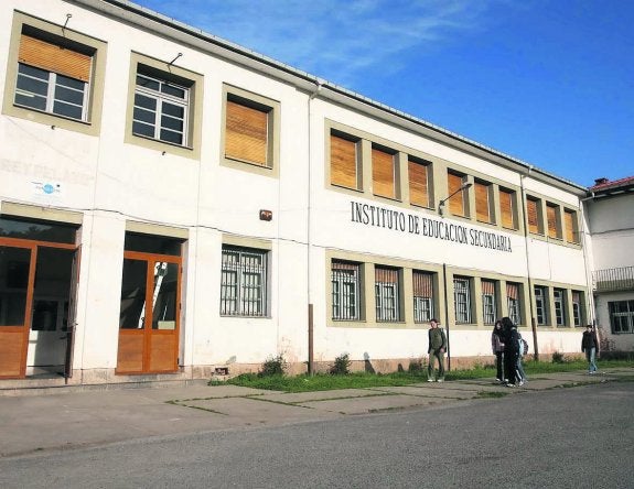 El edificio del IES Rey Pelayo que presenta daños estructurales. 