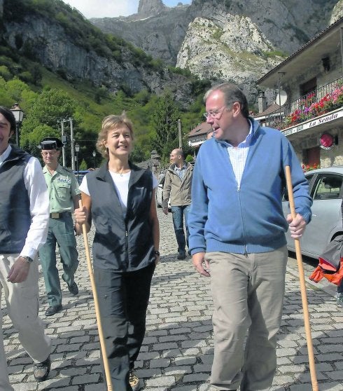 La ministra de Medio Ambiente visitó este lunes los Picos de Europa en su vertiente leonesa y recorrió parte de la ruta del Cares. 