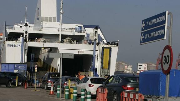 Embarque en el 'Norman Asturias', el barco que cubría la línea Gijón - Nantes.