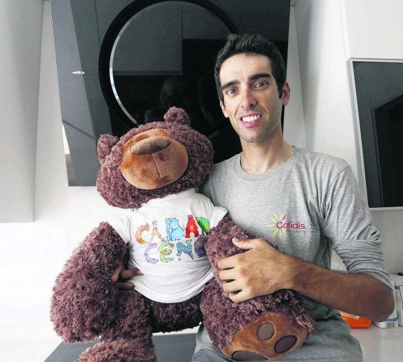 Dani Navarro, con el peluche recibido por su victoria de etapa en la recién finalizada Vuelta a España. 