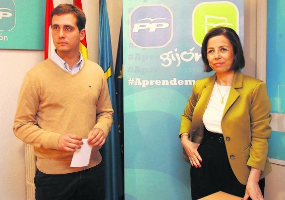 David González Medina y Ángeles Fernández-Ahúja, en un acto en la sede del partido en abril. 