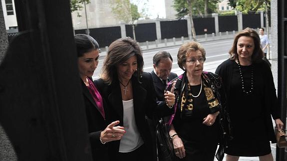 Políticos y empresarios encabezados por Rajoy asisten al funeral por Isidoro Álvarez