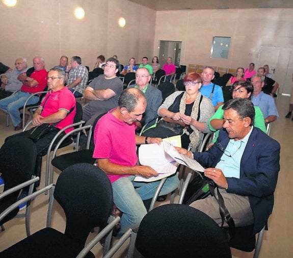 Reunión de afectados por el ruido de la A-66, ayer. 
