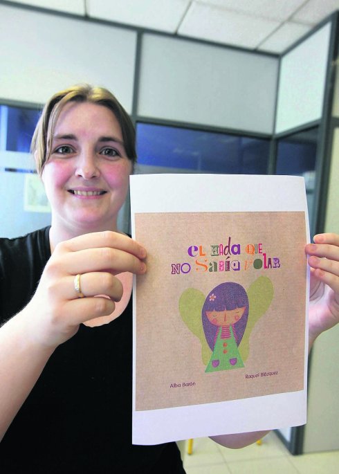 La escritora Alba Barón exhibe la portada de su cuento. 