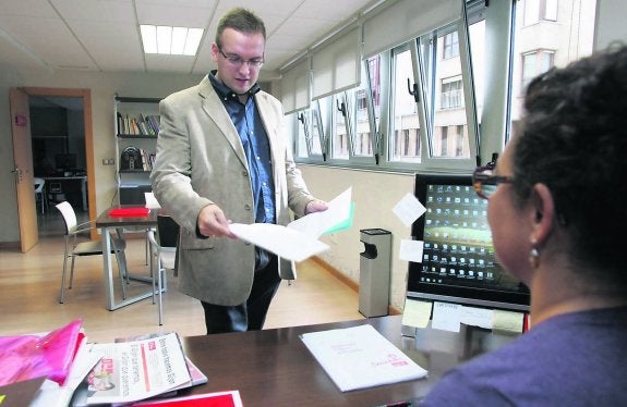 José Antonio Garmón, entregando los documentos para formalizar su candidatura. 