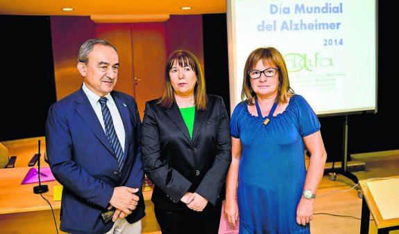 El director de Salud Pública, Julio Bruno; la presidenta de ADAFA, Concha Mena y la neuróloga Carmen Martínez. 
