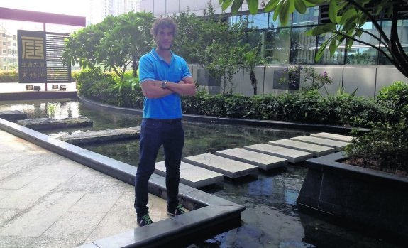 José Antonio Martínez Montoto, en los exteriores de la oficina donde trabaja.